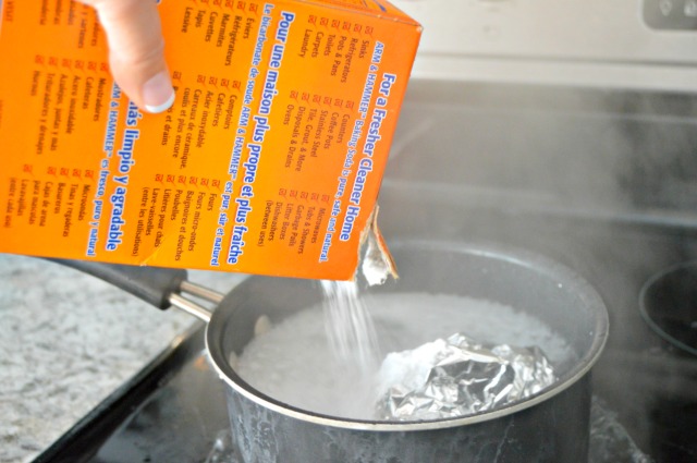 Baking Soda And Aluminum Foil In Boiling Water